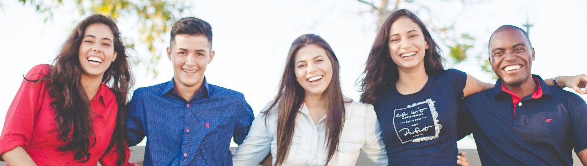 Amigos em campus universitário